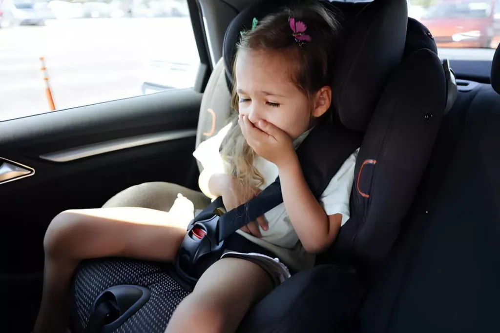 Khoang xe có mùi hôi, ẩm mốc kéo dài